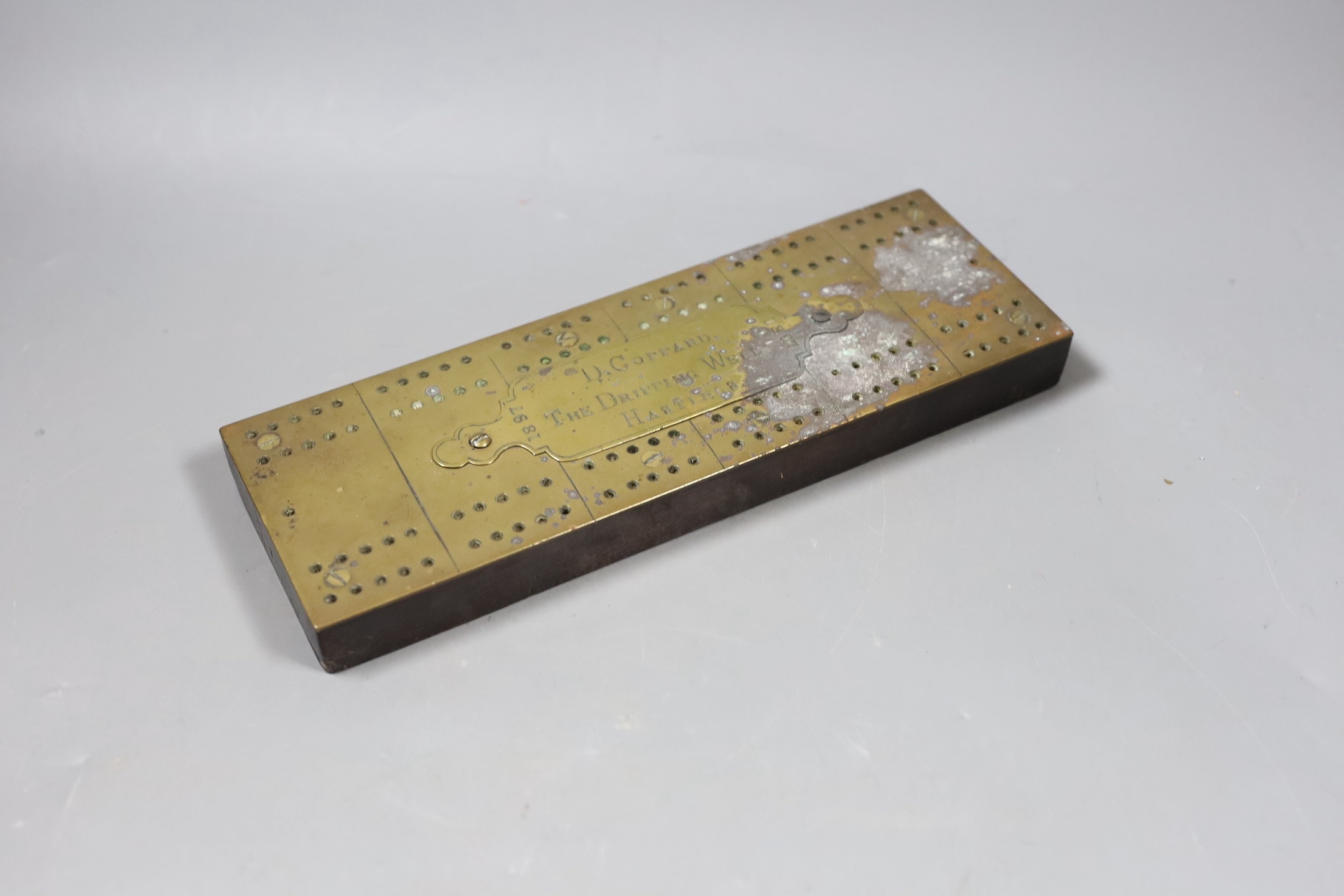 Victorian brass and mahogany Cribbage board - inscribed D. Compare, The Dripping Well, Hastings, 1897, 25.5cm wide